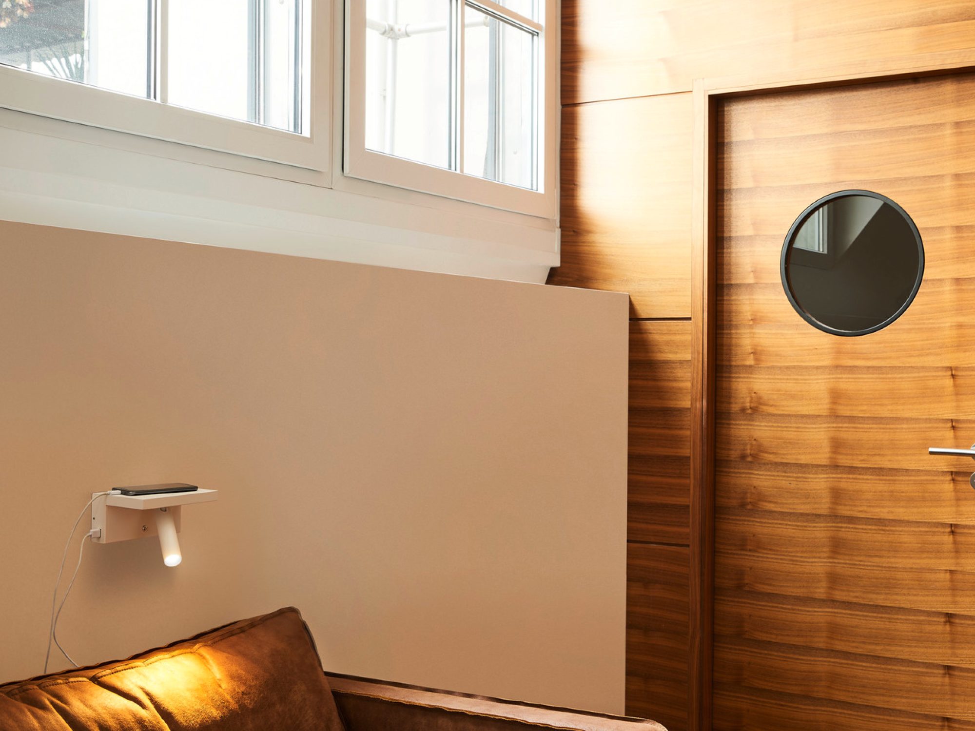 Karpo Bedside – biały kinkiet przy łóżku we wnętrzu