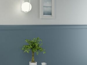 Miniaturka 3 - Biały kinkiet KOBAN D na jasnej ścianie ponad stolikiem i rośliną