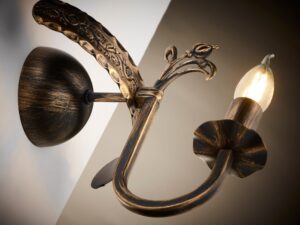Miniaturka 5 - Kinkiet Korona detal mocowania i rzeźbionego ornamentu od dołu
