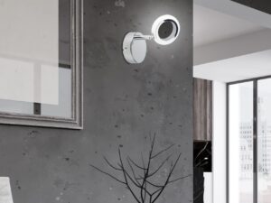 Miniaturka 1 - Kinkiet LED Isiria w chromie przedstawiony w aranżacji producenta