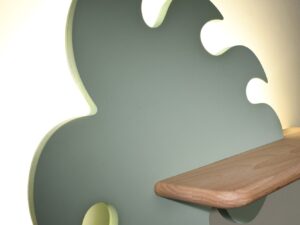 Miniaturka 2 - Zielony kinkiet z drewnianą półką i poświatą LED na ścianie, detal z boku