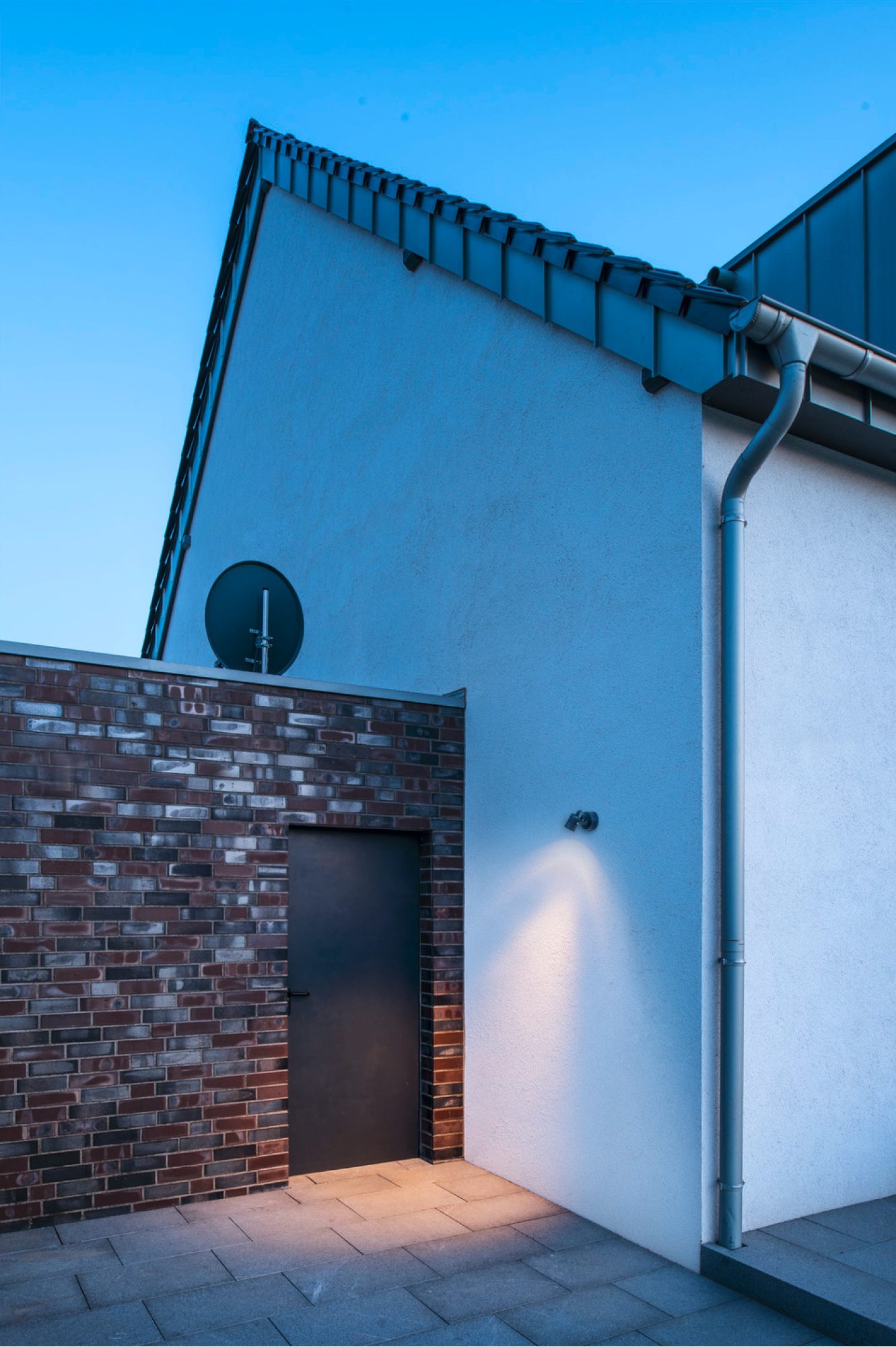 Reflektor LED Spot SP oświetlający wejście budynku
