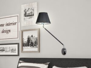 Miniaturka 1 - Kinkiet Linemano z czarnym abażurem nad szarą kanapą