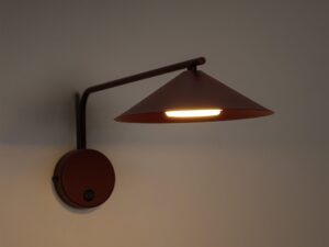 Miniaturka 1 - Kinkiet Lume M w kolorze bordowym w aranżacji wnętrza