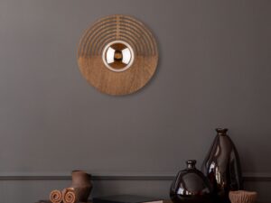 Miniaturka 1 - Kinkiet Lunar Wood 30 cm z dębowym panelem i białym szklanym kloszem w aranżacji