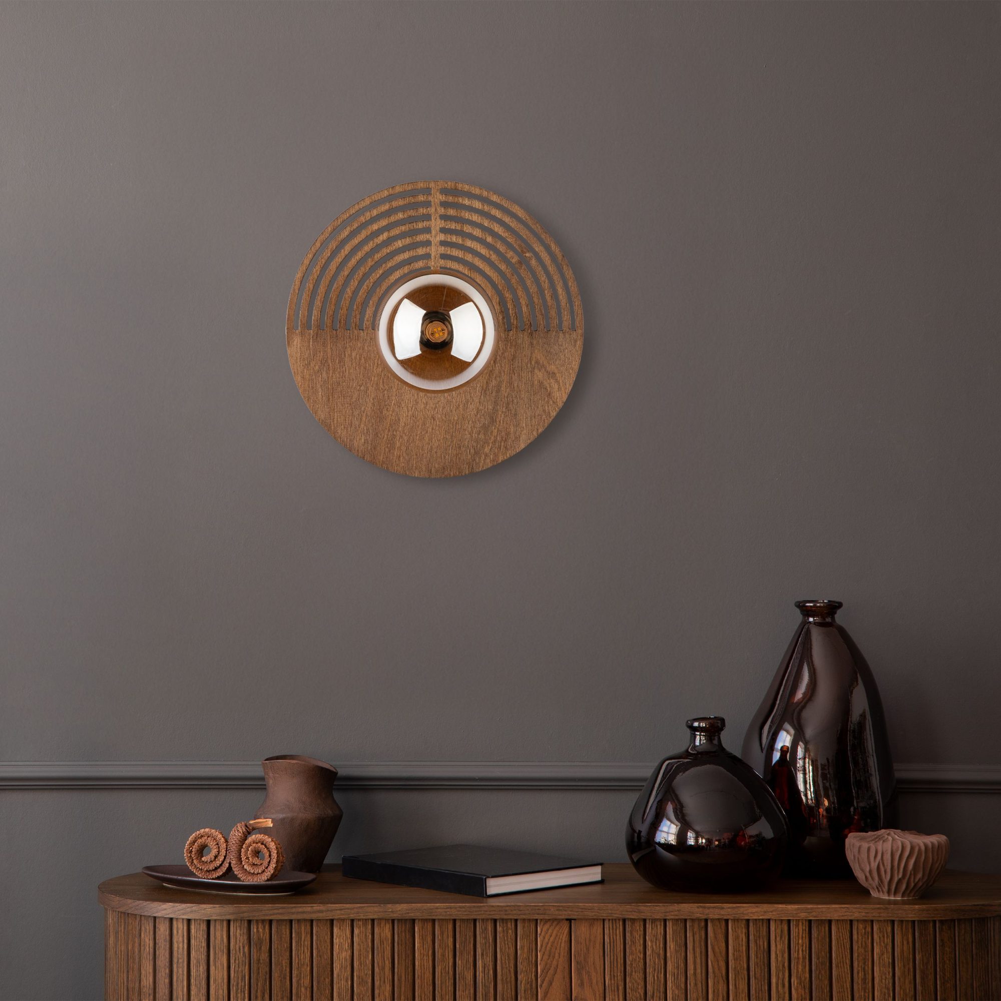 Kinkiet Lunar Wood 30 cm z dębowym panelem i białym szklanym kloszem w aranżacji