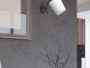 Miniaturka 1 - Kinkiet Nerotora z białym kloszem na grafitowej ścianie salonu