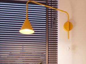 Miniaturka 11 - Kinkiet NOREN żółty przy oknie – zbliżenie