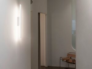 Miniaturka 4 - Biały kinkiet One Linear 50 w aranżacji wnętrza