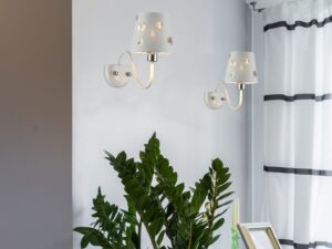 Miniaturka 3 - Białe kinkiety Perasano z ażurowymi abażurami w jasnym wnętrzu