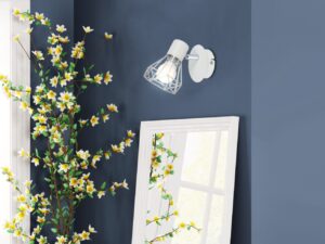 Miniaturka 4 - Biały kinkiet Peredia z chromowanym kloszem na granatowej ścianie