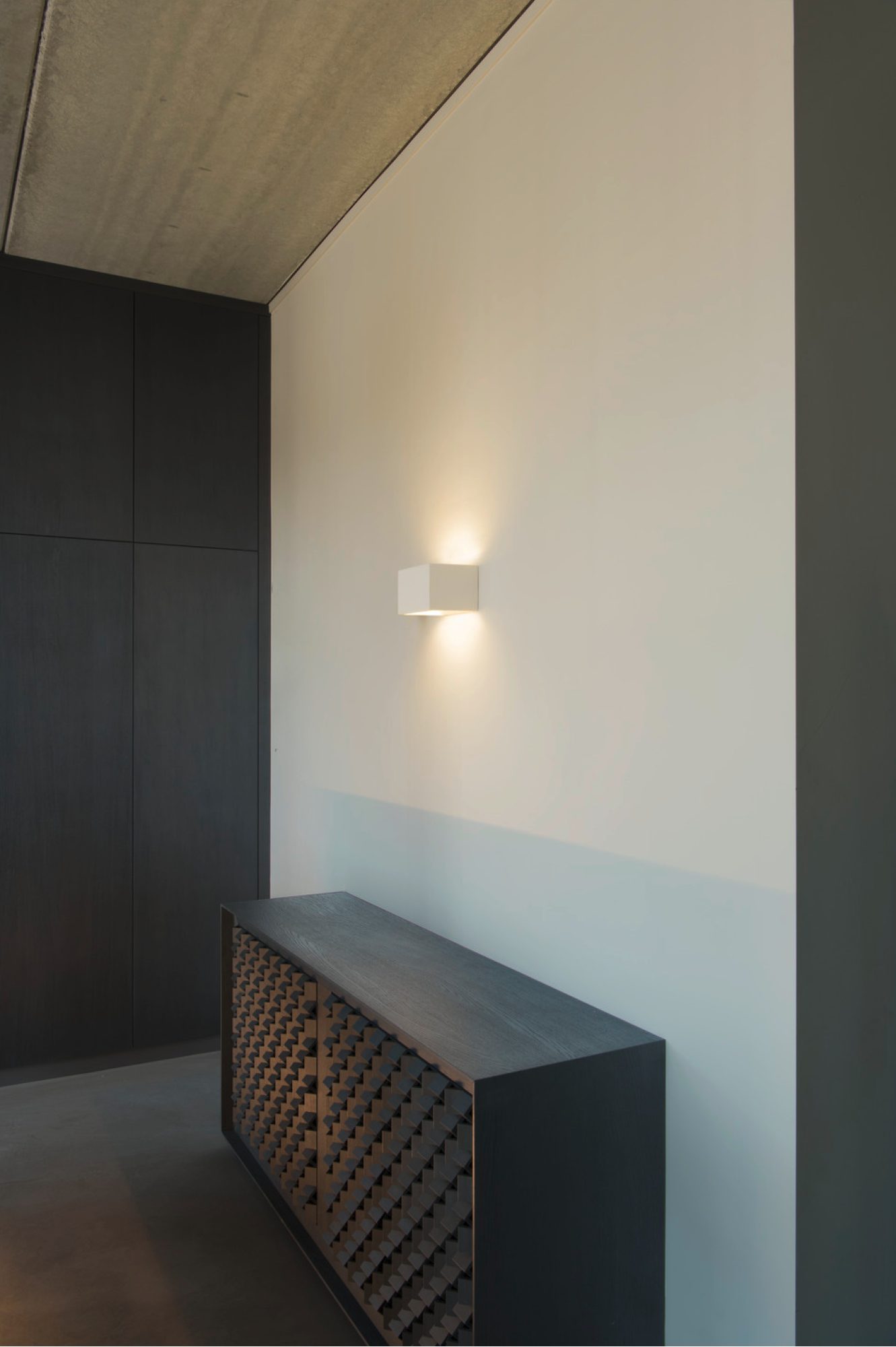 Gipsowy kinkiet Plastra QT-DE12 WL w aranżacji pomieszczenia
