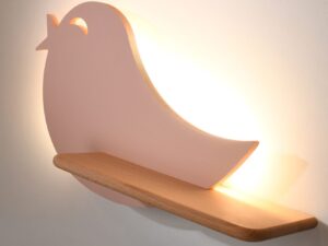 Miniaturka 4 - Kinkiet dziecięcy Ptaszek LED – detal różowego ptaszka i drewnianej półki