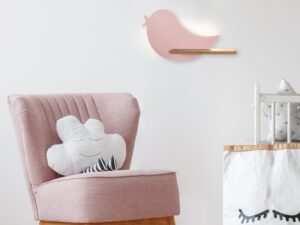 Miniaturka 2 - Kinkiet Ptaszek LED z półką nad różowym fotelem w pokoju dziecięcym