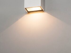 Miniaturka 3 - Biały kinkiet Quad 1 LED świecący w dół na jasnej ścianie