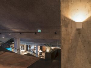 Miniaturka 2 - Biały kinkiet Quad 1 XL na betonowej ścianie przy schodach