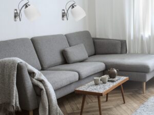 Miniaturka 1 - Aranżacja salonu z dwoma kinkietami Ralemena nad szarą sofą