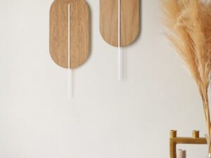 Miniaturka 4 - Dwa dębowe kinkiety ROKKE WOOD z białymi detalami na jasnej ścianie