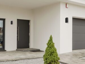 Miniaturka 3 - Dwupunktowy kinkiet Seresio na elewacji, drugie ujęcie