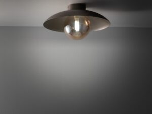 Miniaturka 1 - Kinkiet Slate z koniakowym szkłem i ciemnobrązową oprawą w aranżacji