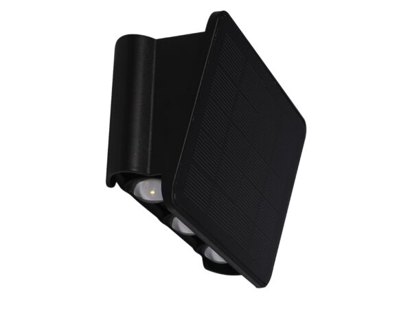 Czarny kinkiet solarny LED 2 W z panelem fotowoltaicznym, widok na białym tle