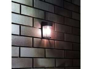 Miniaturka 2 - Kinkiet solarny LED na elewacji z ciemnej cegły – aranżacja