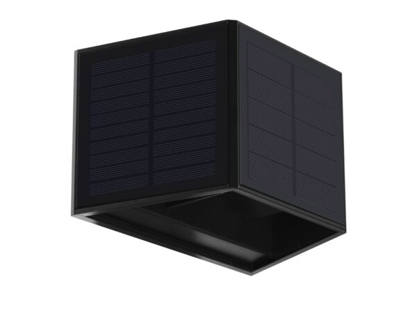 Czarny narożny kinkiet solarny LED z panelami słonecznymi na dwóch bokach, packshot na białym tle