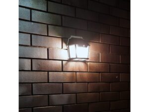 Miniaturka 2 - Podwójny kinkiet solarny LED oświetlający ceglaną ścianę