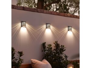 Miniaturka 3 - Trzy czarne kinkiety solarne LED na murze tarasu po zmroku