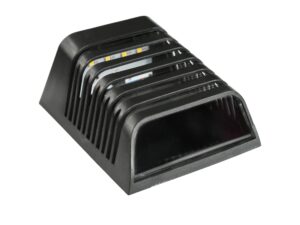 Miniaturka 1 - Zbliżenie czarnego kinkietu solarnego LED z listwową przesłoną światła