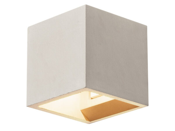 Szary kinkiet Solid Cube z betonu na białym tle
