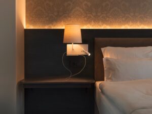 Miniaturka 1 - Kinkiet Somnila Flex biały w aranżacji przy łóżku, lampka do czytania i USB