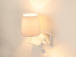 Miniaturka 4 - Biały kinkiet Somnila Flex świecący na ścianie, widoczny klosz i lampka LED