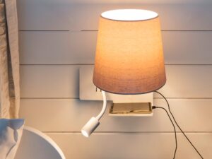 Miniaturka 3 - Kinkiet Somnila Flex przy łóżku, smartfon na półce i ładowanie USB