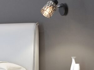 Miniaturka 1 - Aranżacja sypialni z czarnym kinkietem Talosona przy łóżku