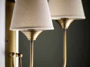 Miniaturka 4 - Kinkiet Tilia w wykończeniu mosiężnym, zbliżenie ramion i abażurów