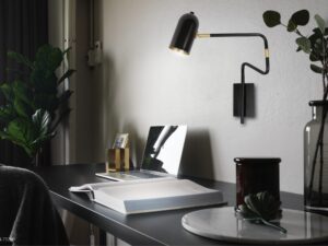 Miniaturka 1 - Czarny kinkiet Venelona nad biurkiem w aranżacji gabinetu