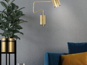 Miniaturka 3 - Złoty kinkiet Venelona nad niebieską sofą w salonie