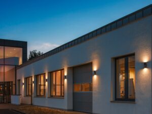 Miniaturka 3 - Kinkiety Vilua UP/DOWN WL oświetlające elewację budynku góra–dół