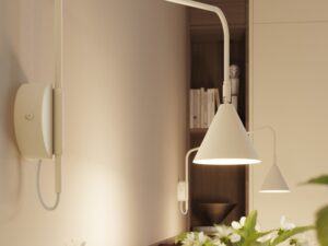 Miniaturka 97 - Kinkiet z włącznikiem Sorvella 61 cm beżowy przy łóżku – zbliżenie