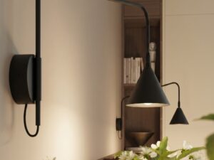 Miniaturka 52 - Kinkiet z włącznikiem Sorvella 61 cm czarny przy łóżku – zbliżenie