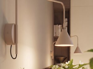 Miniaturka 34 - Kinkiet z włącznikiem Sorvella 61 cm taupe przy łóżku – zbliżenie