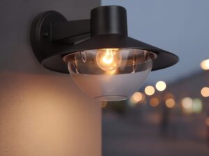Miniaturka 1 - Czarny kinkiet zewnętrzny Evilira na ścianie budynku