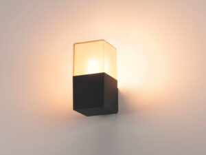 Miniaturka 3 - Kinkiet Grafit WL na elewacji, drugie ujęcie aranżacyjne