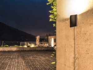 Miniaturka 6 - Kinkiet Vilua L WL w aranżacji na betonowej elewacji nocą