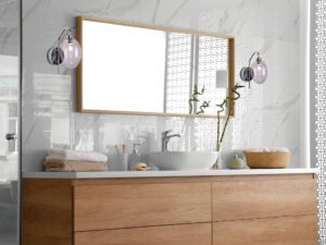 Miniaturka 1 - Chromowane kinkiety Camatena przy lustrze w łazience