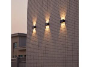 Miniaturka 3 - Aranżacja trzech kinkietów solarnych LED 2 W z ciepłym światłem na elewacji