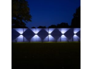 Miniaturka 9 - Pięć kinkietów solarnych o zimnej barwie oświetlających ogrodzenie nocą