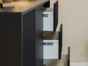Miniaturka 4 - Antracytowa komoda Bellvoro 135 cm z otwartymi szufladami