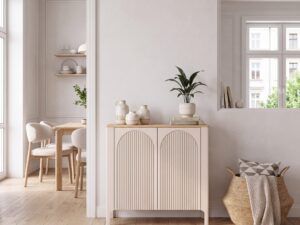 Miniaturka 5 - Komoda Castelia z ryflowanymi drzwiami w jasnym salonie przy jadalni
